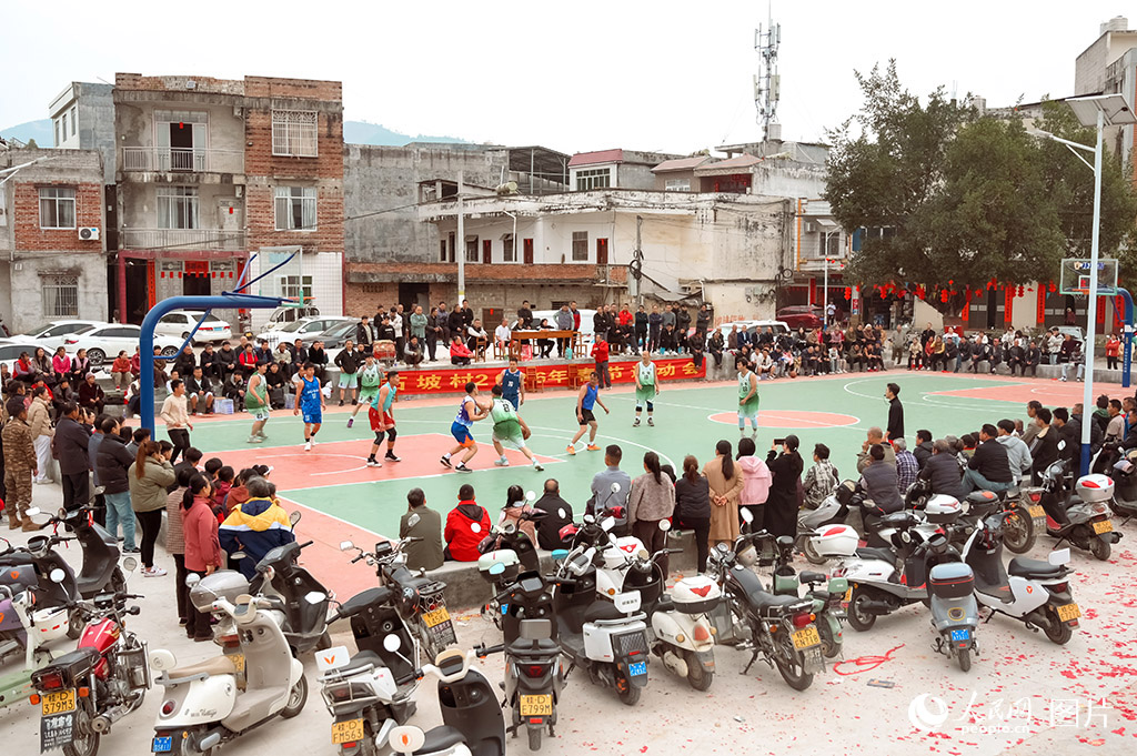 2026年2月18日，广西岑溪市归义镇石坡村春节运动会篮球比赛决赛正酣，乡亲们在球场上切磋球技，热热闹闹过大年。人民网记者 严立政摄