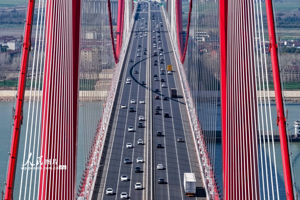安徽：G3京台高速铜陵长江三桥迎来春运返程车流【2】