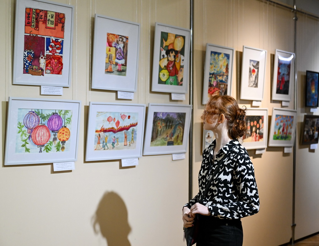 2月23日，在位于阿拉木图的哈萨克斯坦中央国家博物馆，观众在画展上参观。