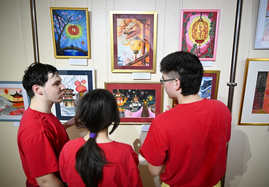 2月23日,在位于阿拉木图的哈萨克斯坦中央国家博物馆,观众在画展上参观。