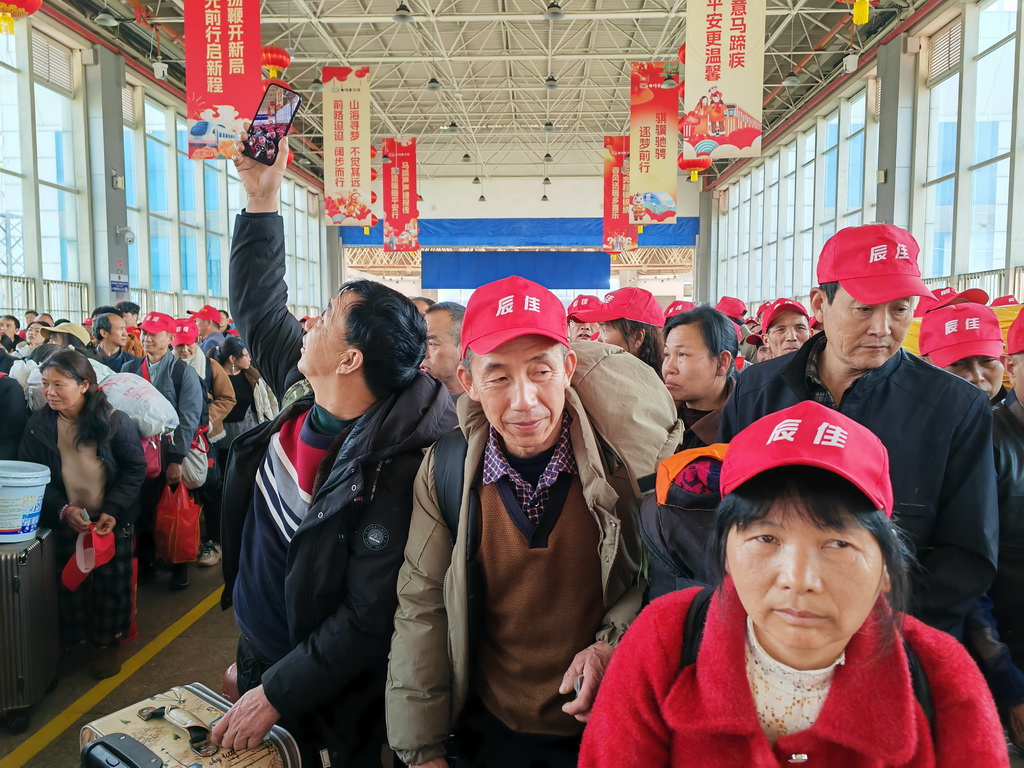 2月24日，在云南省曲靖站，务工人员等待检票。