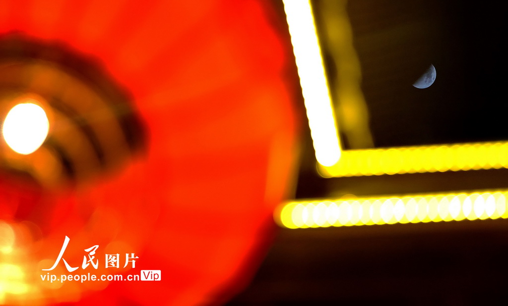 2026年2月24日，这是在河北省秦皇岛市海港区拍摄的上弦月。曹建雄摄（人民图片网）