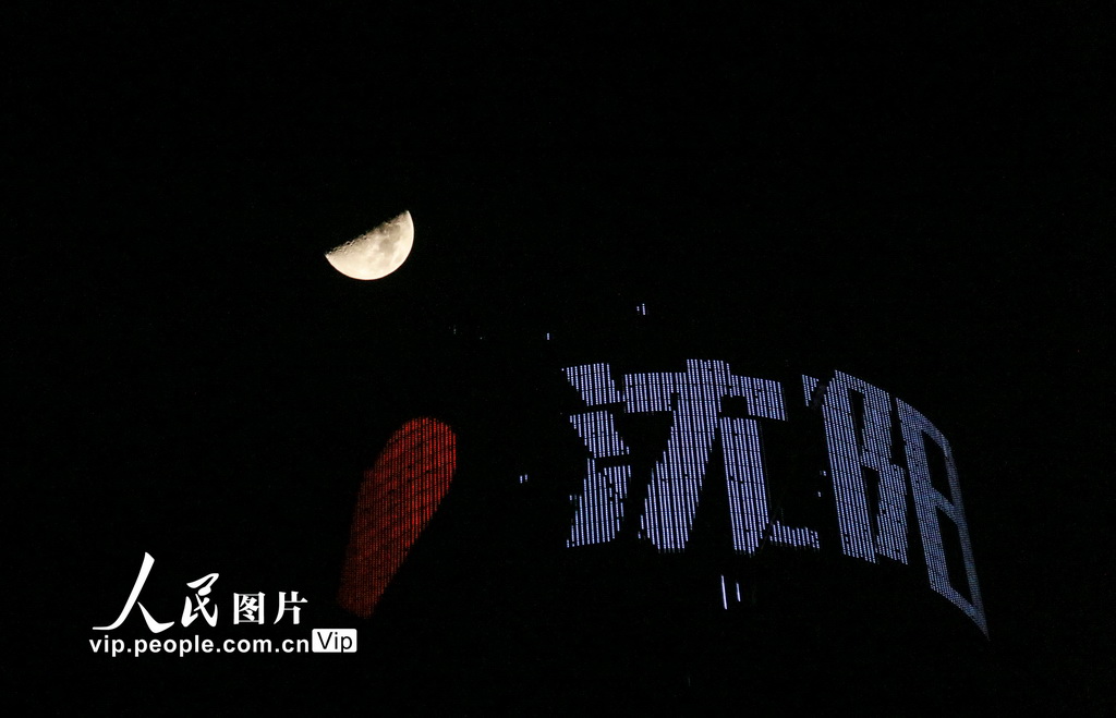 2026年2月24日，在辽宁省沈阳市沈河区拍摄的上弦月。邹新江摄（人民图片网）