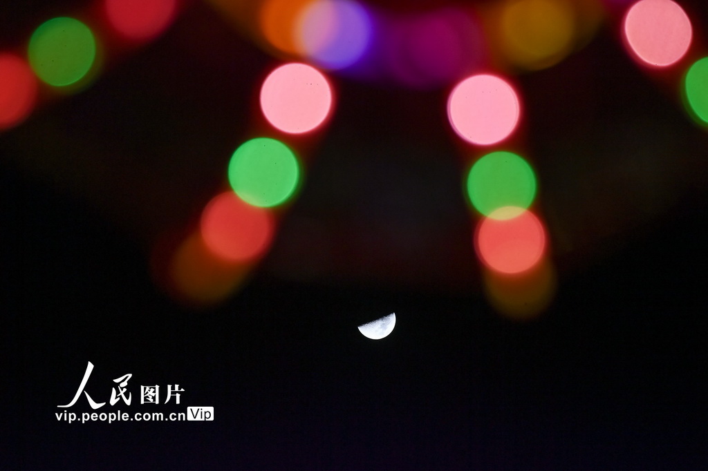 2026年2月24日,这是在山东省青州古城景区拍摄的上弦月。王继林摄(人民图片网)