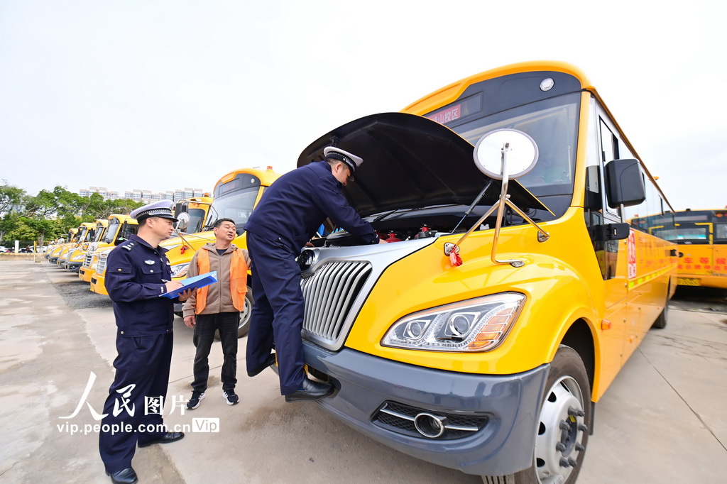江西贛州：檢查校車迎開學【3】