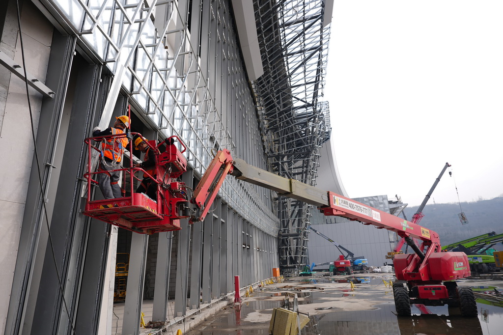 2月26日,工人对西安东站外立面进行幕墙安装作业。