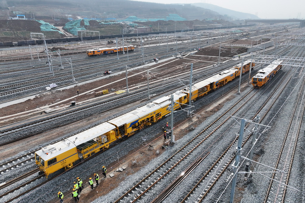 2月26日,大型养路机械在西安东站站场线路上作业(无人机照片)。