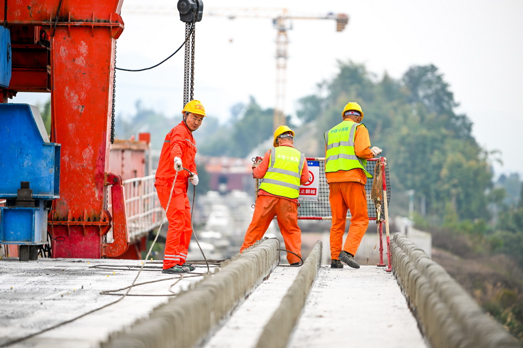 2月26日，在重庆市合川区清平镇的西渝高铁建设工地，工人在进行架梁作业。
