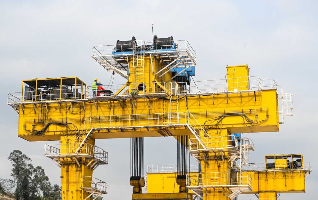 2月26日，在西渝高铁合川东制梁场，工人在提梁机上进行作业前的准备工作。