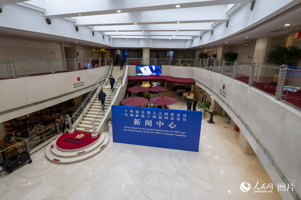 2月27日,设在北京梅地亚中心的全国两会新闻中心正式启用。人民网记者 翁奇羽摄