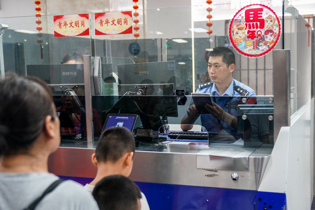 2月26日，河口边检站执勤民警为旅客办理边检手续。