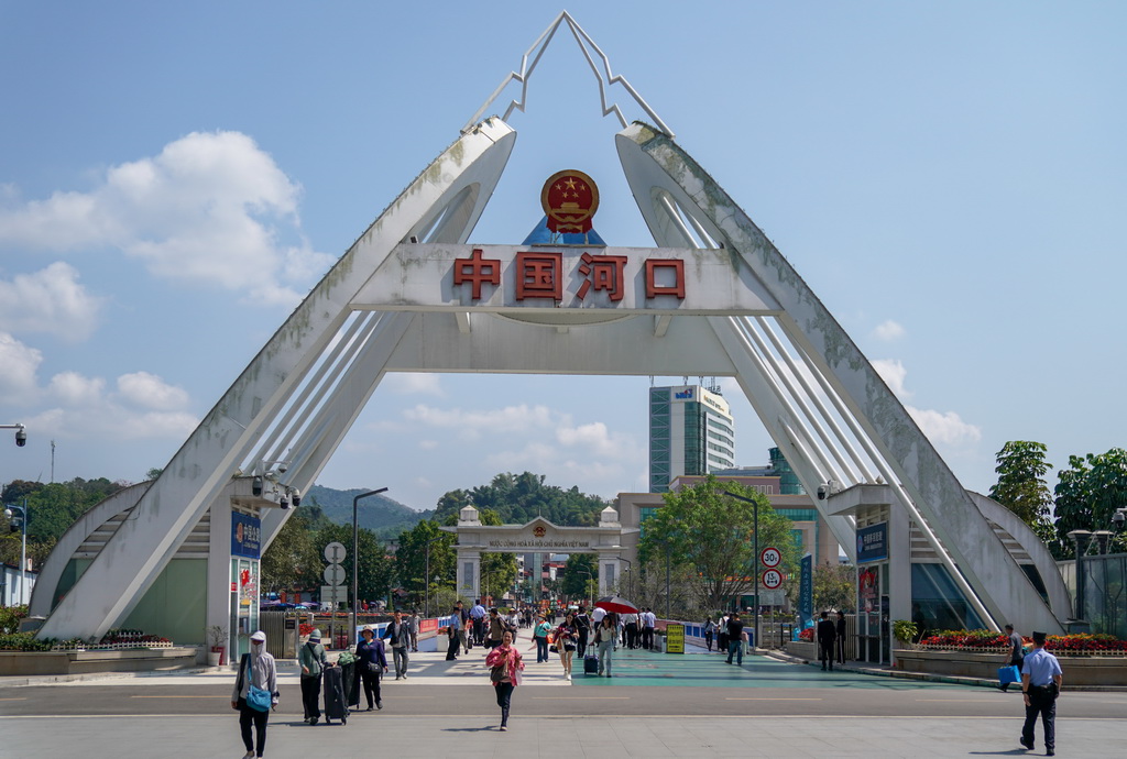 2月26日，旅客从越南进入河口口岸办理边检手续。