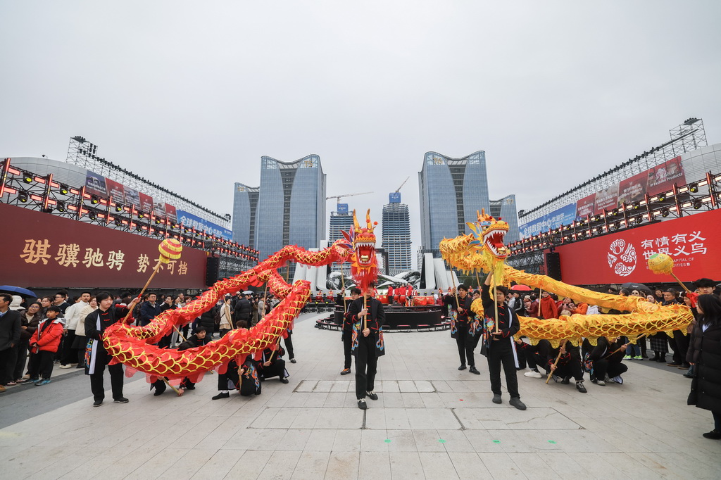 这是在义乌全球数贸中心举行的舞龙表演（2月28日摄）。