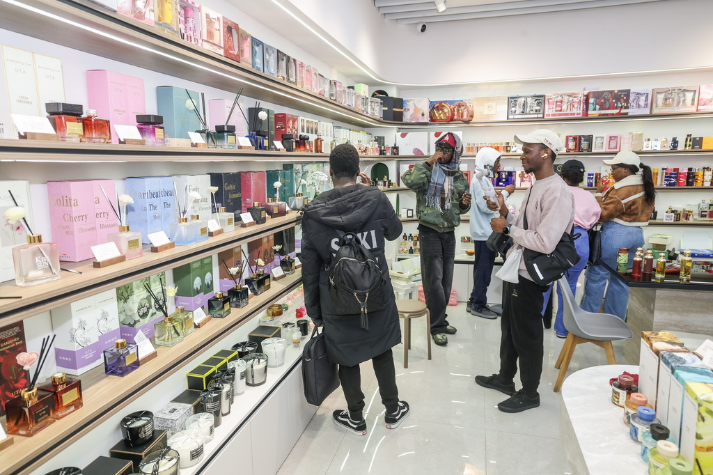 2月28日，外国客商在义乌全球数贸中心选购商品。