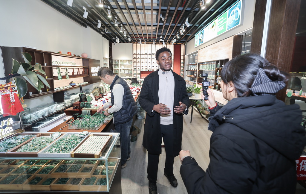 2月28日，一名外国客商在义乌全球数贸中心接受采访。