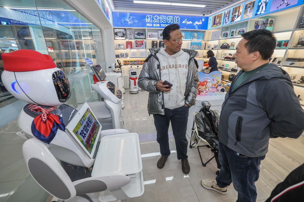 2月28日，外国客商在义乌全球数贸中心选购商品。