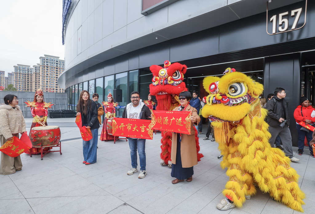 2月28日,中外客商在義烏全球數貿中心拍照打卡。