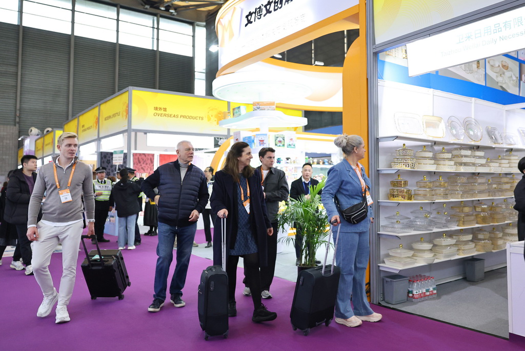 3月1日,採購商在第34屆華交會展區了解產品。