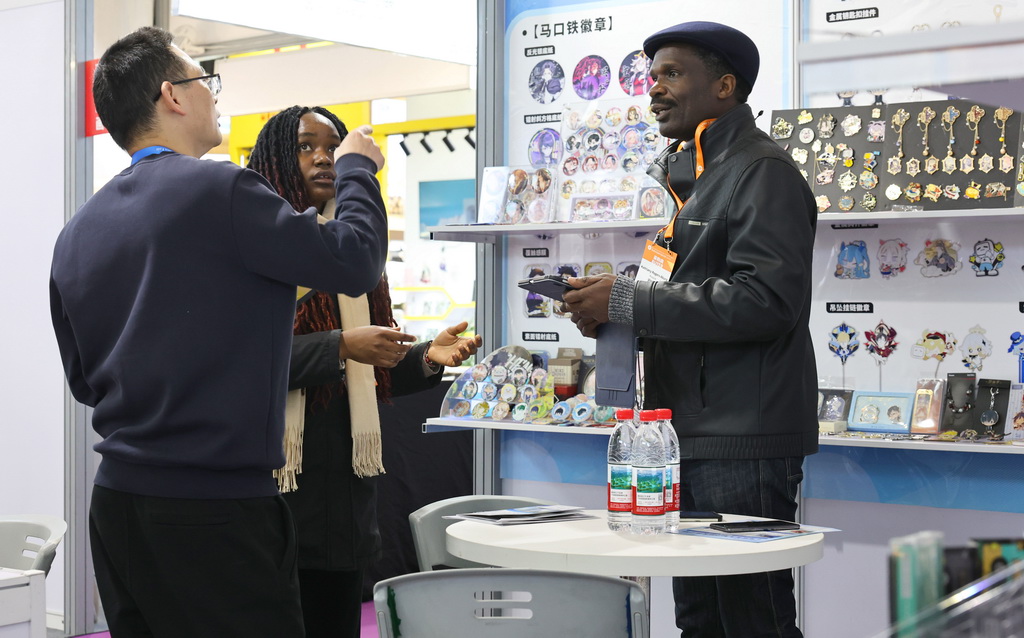 3月1日,一名採購商(右)在了解產品信息。