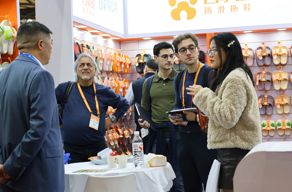 3月1日,展商工作人員(右一)向採購商介紹產品信息。