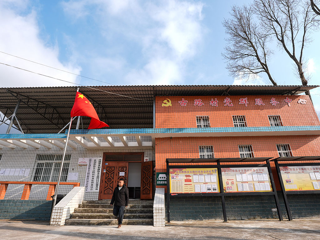 1月28日,在古路村黨群服務中心,鄭望春准備前往村民家中調研。