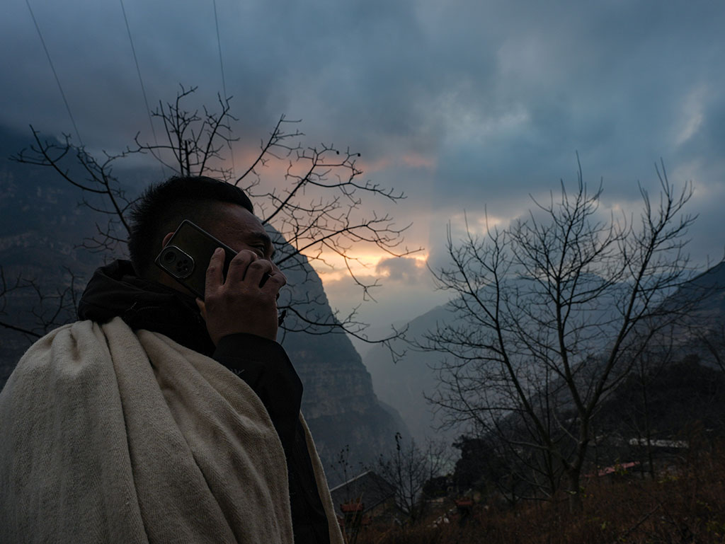 1月28日,鄭望春和工程隊負責人電話溝通村道建設相關情況。