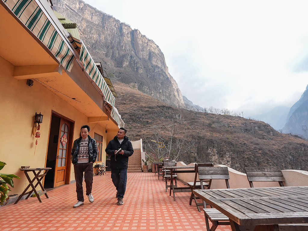 1月29日,鄭望春(右)和古路村阿蘭之若民宿老板蘭紹明交流民宿經營情況。