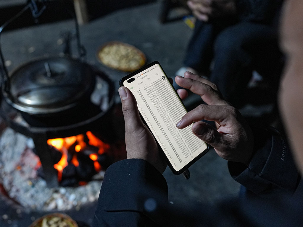 1月28日，鄭望春在手機上調閱村民戶籍信息。