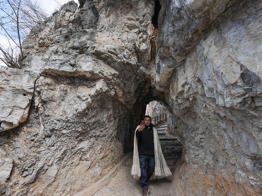 1月29日，鄭望春用手機拍攝古路村騾馬道並准備發布在個人社交媒體賬號上。