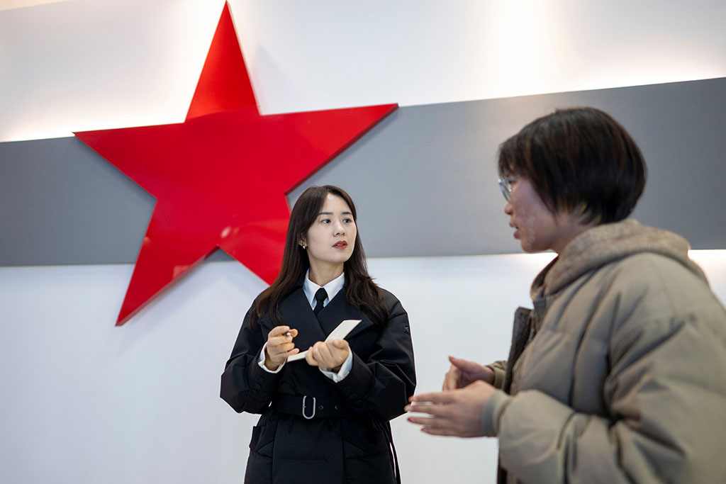 2月4日,在中共鄂西特委歷史陳列館,張瓊麗與講解員交流。