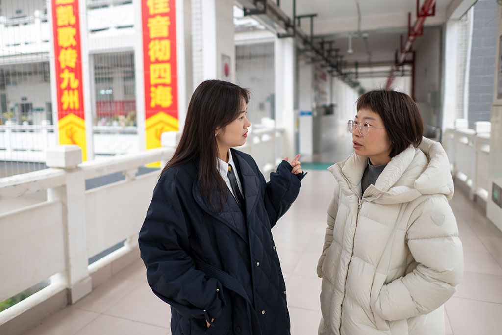 2月3日,在恩施土家族苗族自治州高級中學,張瓊麗與同事交流。