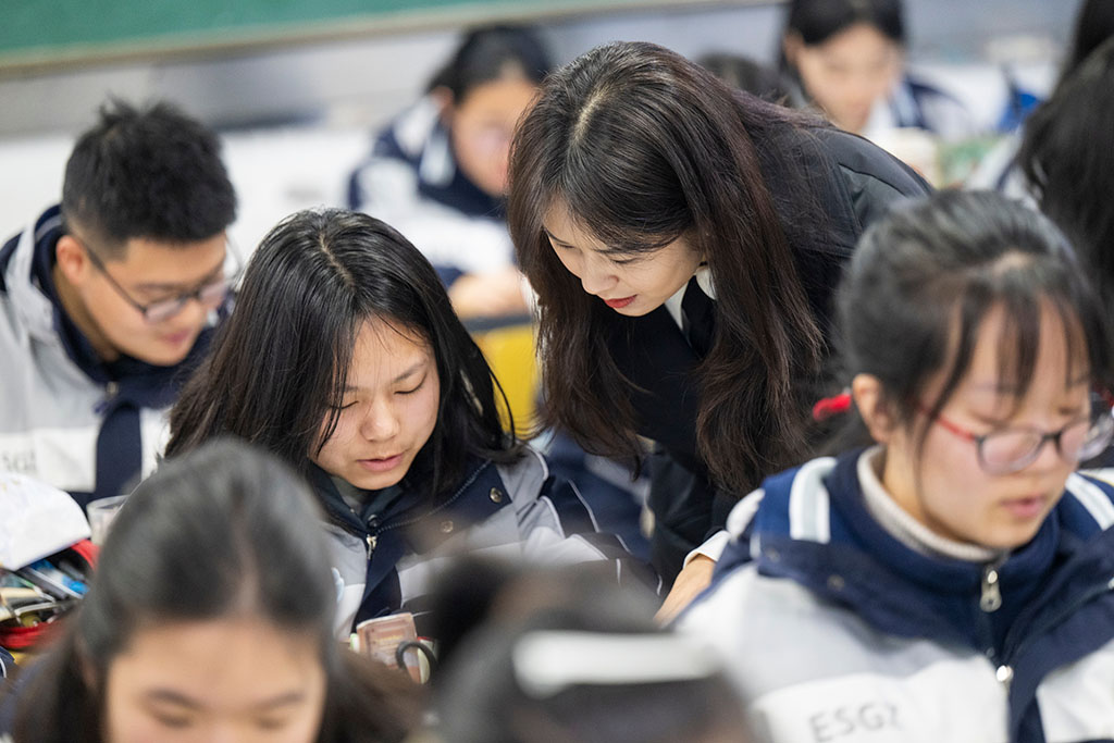 2月4日,張瓊麗在課堂上為學生答疑解惑。