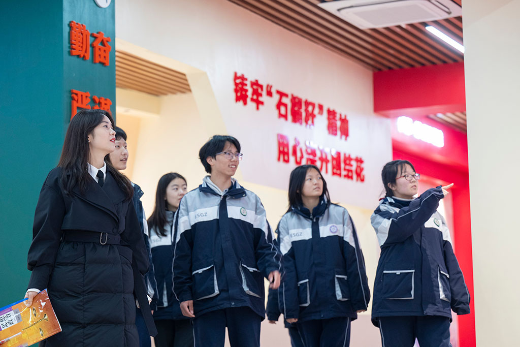 2月4日，張瓊麗（左一）與幾名學生參觀恩施土家族苗族自治州高級中學同心館。該校少數民族學生佔比超過50%，2024年建成的同心館，是學校進行鑄牢中華民族共同體意識教育的重要陣地。