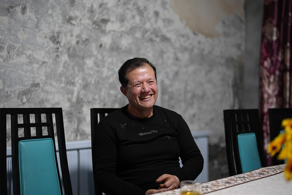 2月8日,在伊犁哈萨克自治州新源县,木沙江·海拉特在家中接受采访时畅谈对今年两会的期待。新华社记者 辛悦卫 摄
