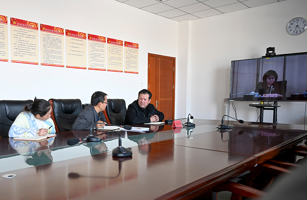 2月9日，在伊犁哈萨克自治州新源县，木沙江·海拉特（右）参加自治区组织的人大代表行前视频会议。新华社记者 王菲 摄