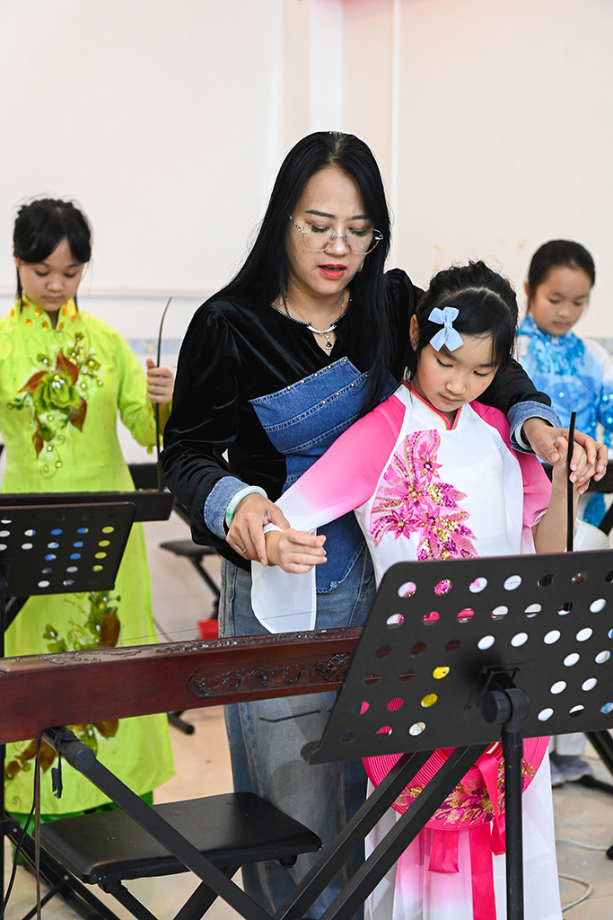 2月6日,在位於廣西東興市的工作室內,蘇海珍指導學生彈奏獨弦琴。