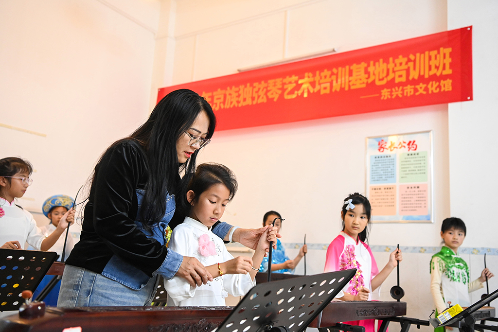  2月6日，在位於廣西東興市的工作室內，蘇海珍指導學生彈奏獨弦琴。