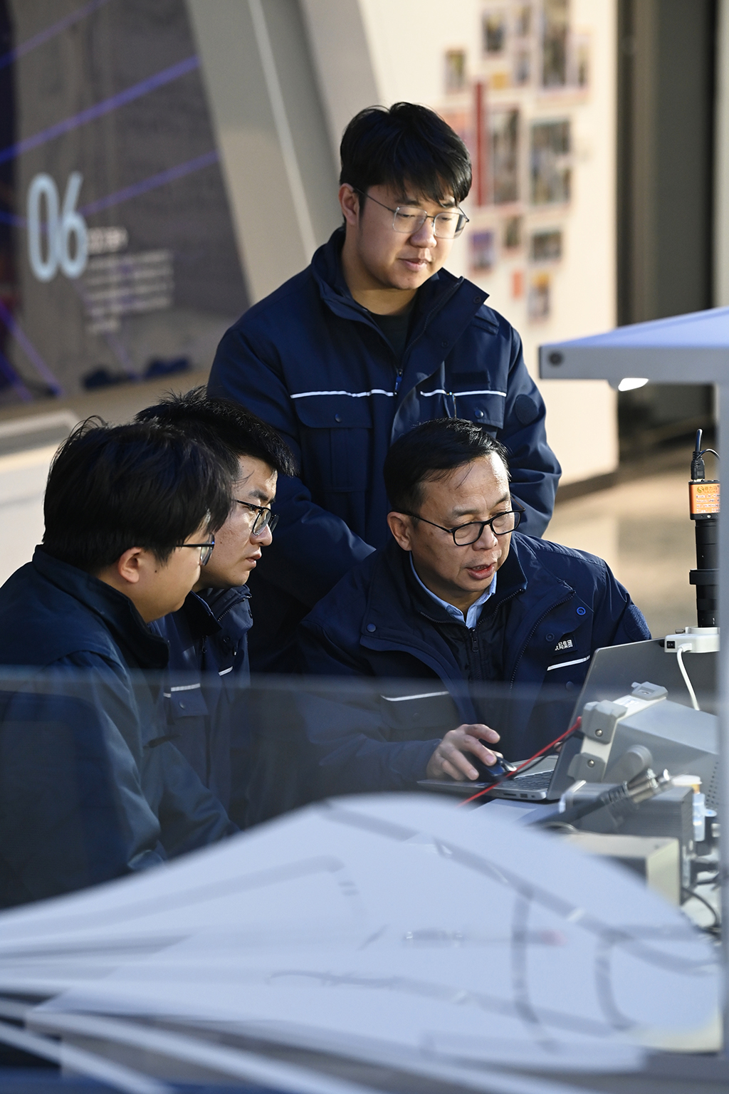  1月14日，在位於中國鐵路西安局集團有限公司西安動車段的董宏濤國家級技能大師工作室，董宏濤（前右）和工作室成員研討業務。