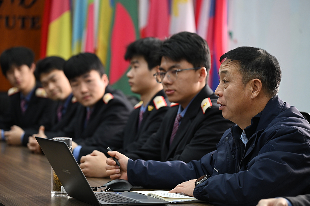   2月4日，董宏濤（右一）在位於陝西省渭南市的陝西鐵路工程職業技術學院和學生交流。