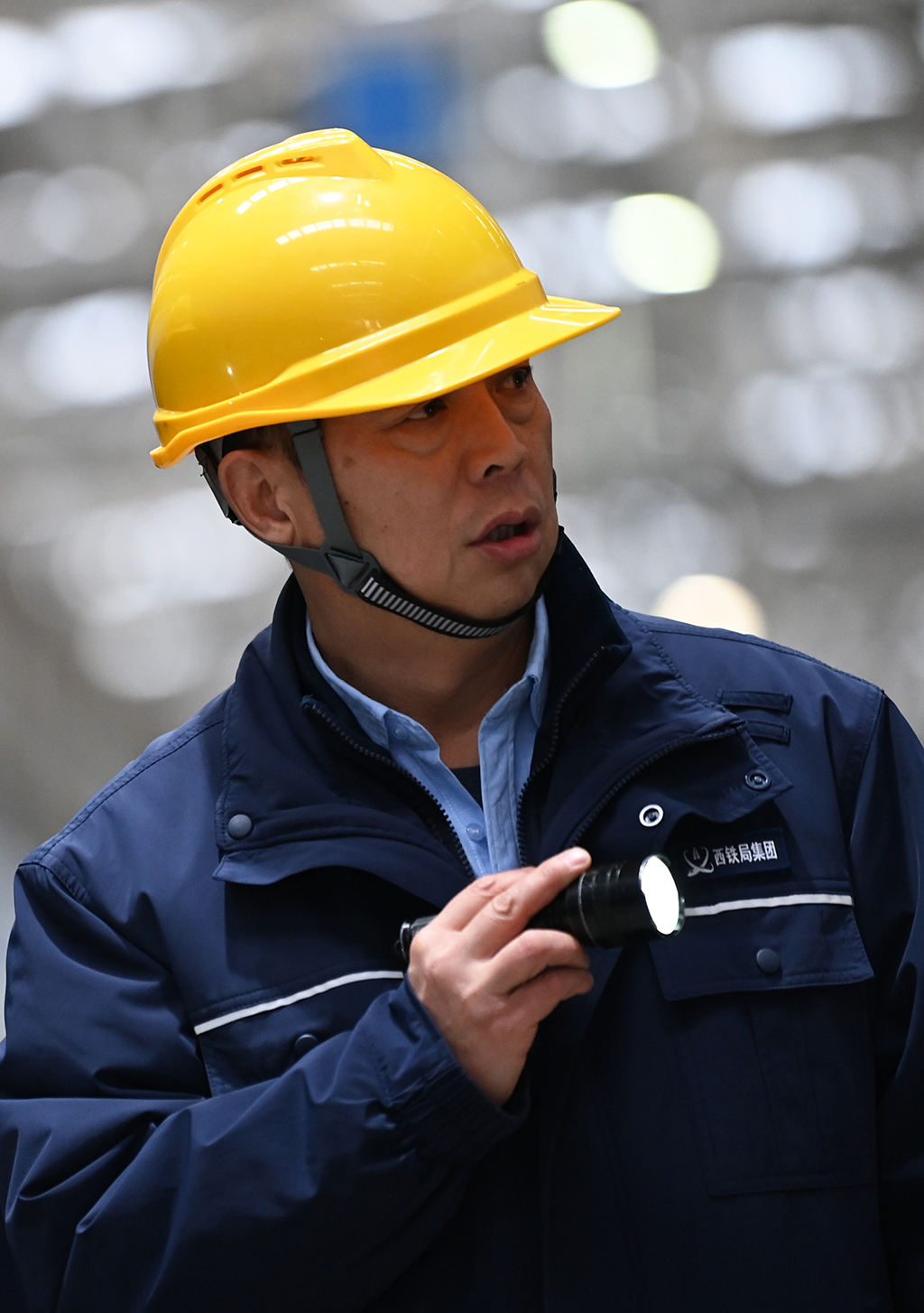  1月14日，董宏濤在位於中國鐵路西安局集團有限公司西安動車段的動車組檢修庫檢查列車。