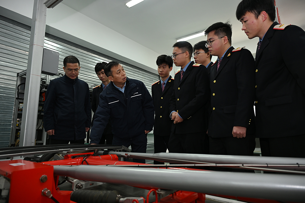  2月4日，在位於陝西省渭南市的陝西鐵路工程職業技術學院實訓室，董宏濤（左三）與師生交流。