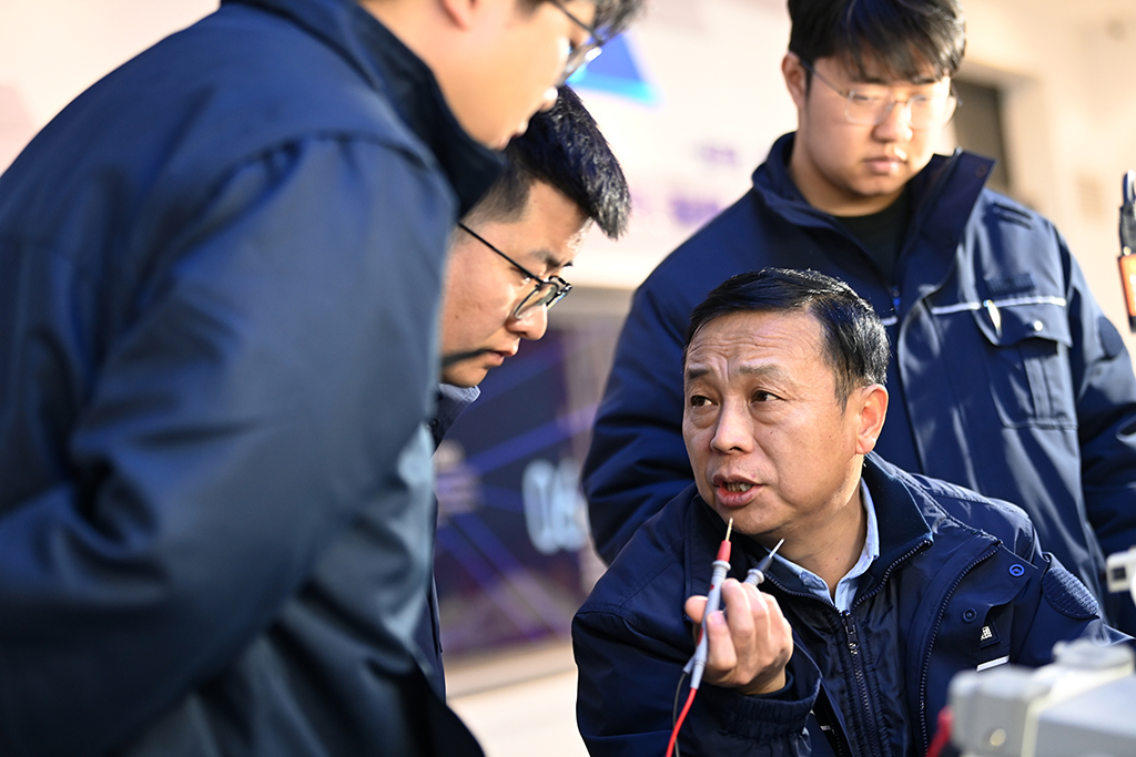  1月14日，在位於中國鐵路西安局集團有限公司西安動車段的董宏濤國家級技能大師工作室，董宏濤（前右）和工作室成員研討業務。