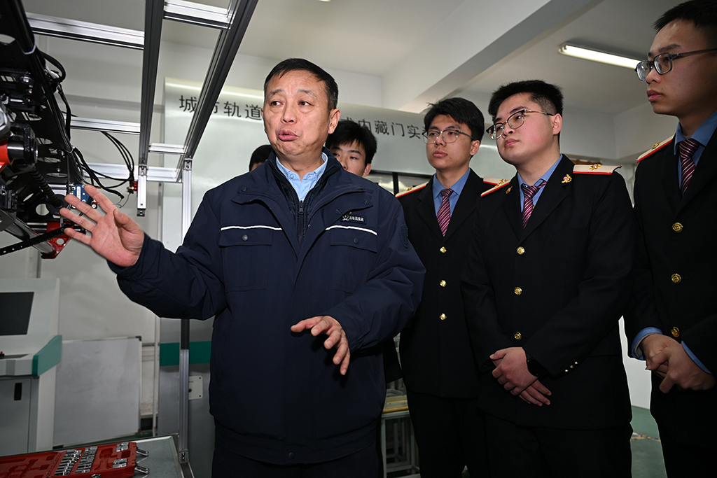 2月4日，在位於陝西省渭南市的陝西鐵路工程職業技術學院實訓室，董宏濤（前左一）為學生指導業務。