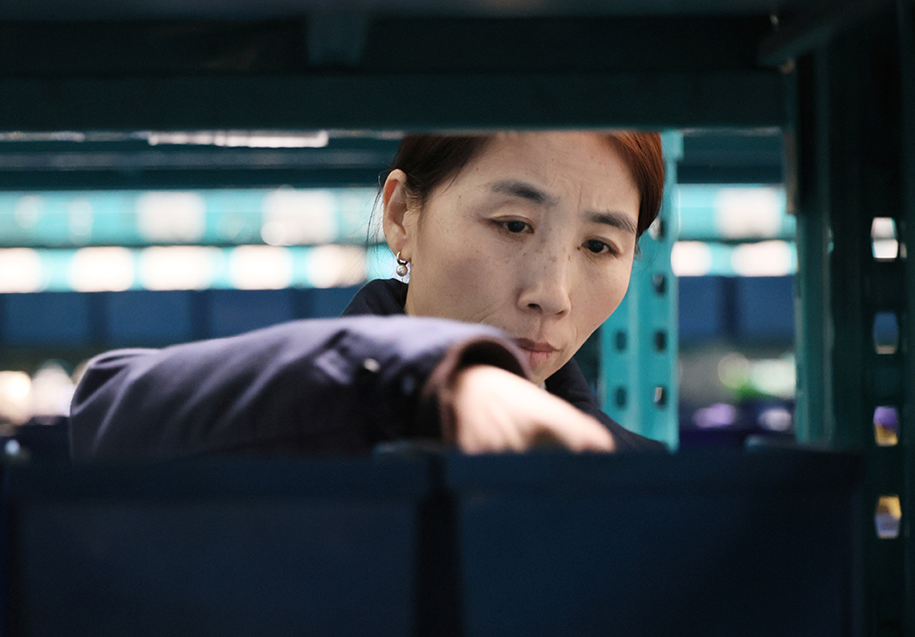 2月25日，郭红静在天津立中车轮有限公司盘点物料。新华社记者 李然 摄