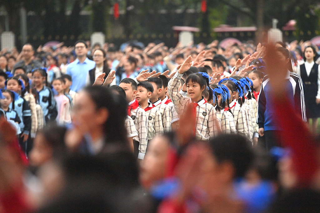 3月2日，在广西南宁市滨湖路小学，孩子们在开学典礼上敬礼。新华社记者 黄孝邦 摄