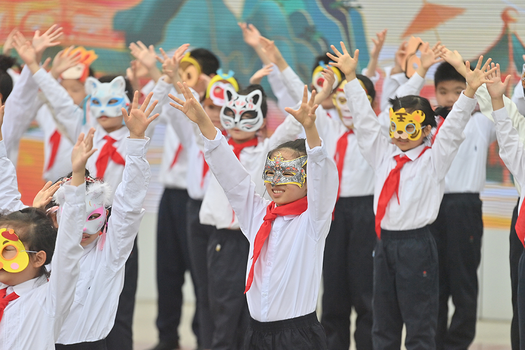 3月2日，在廣西南寧市濱湖路小學，孩子們在開學典禮上進行情景表演。新華社記者 黃孝邦 攝