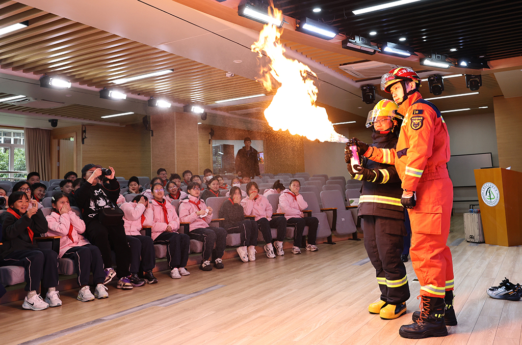 3月2日,上海市长宁区消防救援局为上海市天山初级中学学生带来一堂消防安全实训课。这是消防员在课堂上指导学生认识易燃物品的危害性。新华社记者 方喆摄