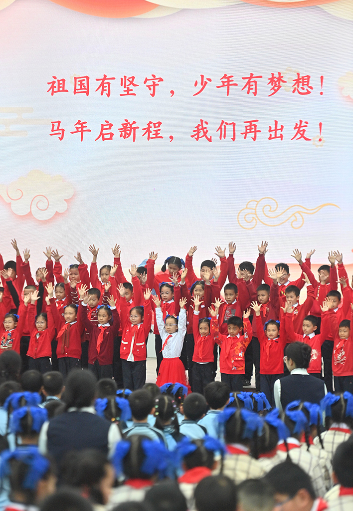 3月2日，在廣西南寧市濱湖路小學，孩子們在開學典禮上朗誦詩歌。新華社記者 黃孝邦 攝