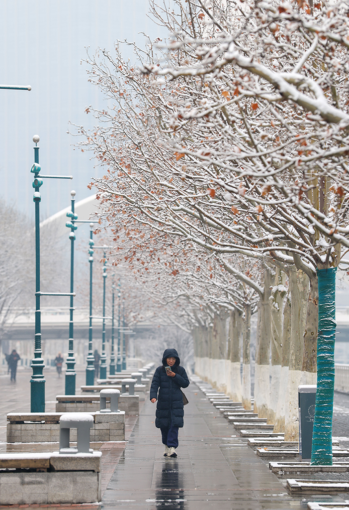 3月2日,市民行走在天津海河沿河步道上。