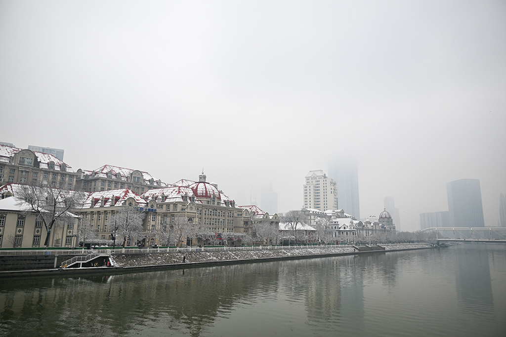 3月2日拍攝的雪中的天津海河沿線建筑。